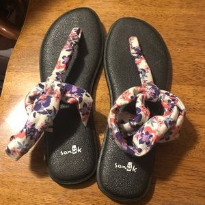 Sanuk flower sandals
